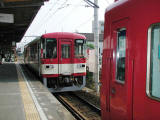 向かい合うレールバスと電車